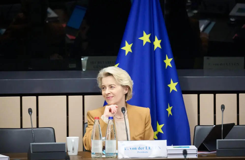 Ursula von der Leyen vor der EU-Flagge