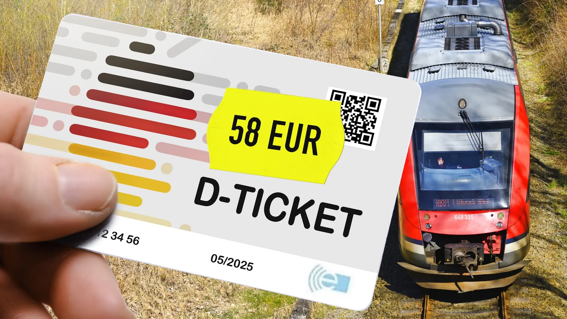 Hand hält das Deutschlandticket D-Ticket mit dem Preis von 58 Euro vor einer Regionalbahn, Fotomontage