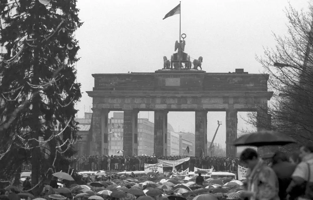 Menschenmassen drängen sich auf beiden Seiten des Brandenburger Tores