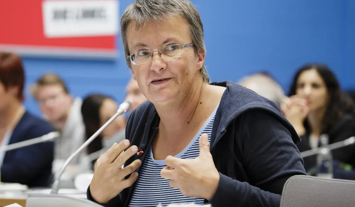 Kathrin Vogler am Mikrofon