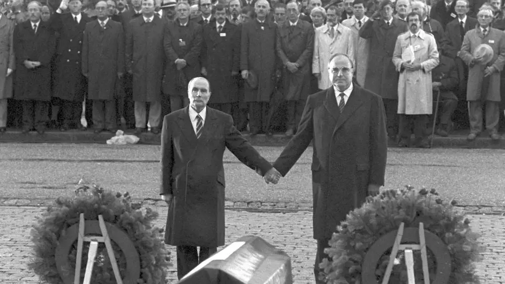 Der französische Staatspräsident Francois Mitterrand und Bundeskanzler Helmut Kohl reichen sich am 22.9.1984 über den Gräbern von Verdun die Hand.