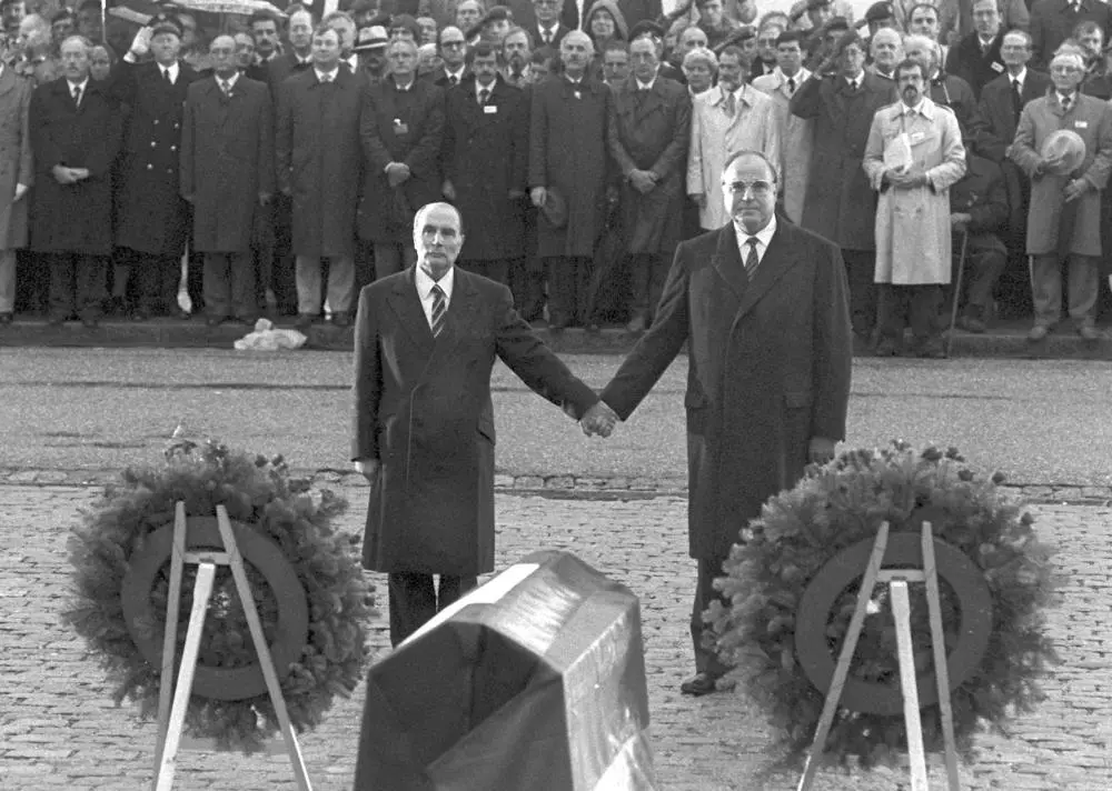 Der französische Staatspräsident Francois Mitterrand und Bundeskanzler Helmut Kohl reichen sich am 22.9.1984 über den Gräbern von Verdun die Hand.