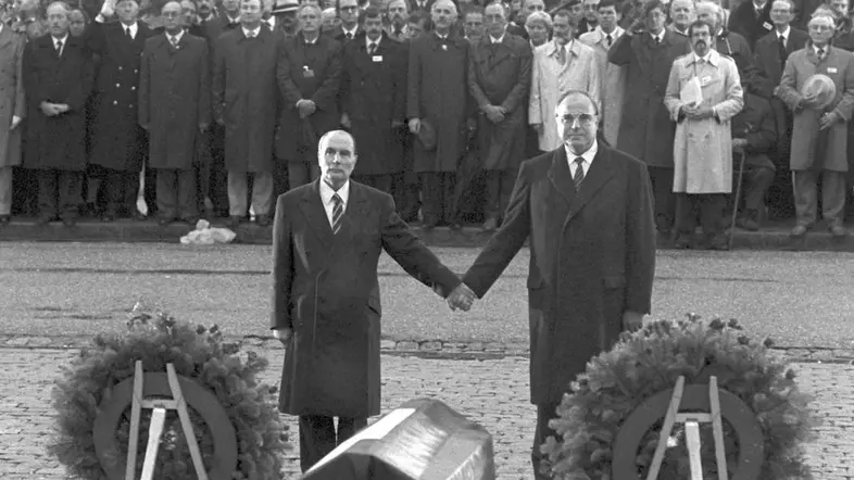 Der französische Staatspräsident Francois Mitterrand und Bundeskanzler Helmut Kohl reichen sich am 22.9.1984 über den Gräbern von Verdun die Hand.