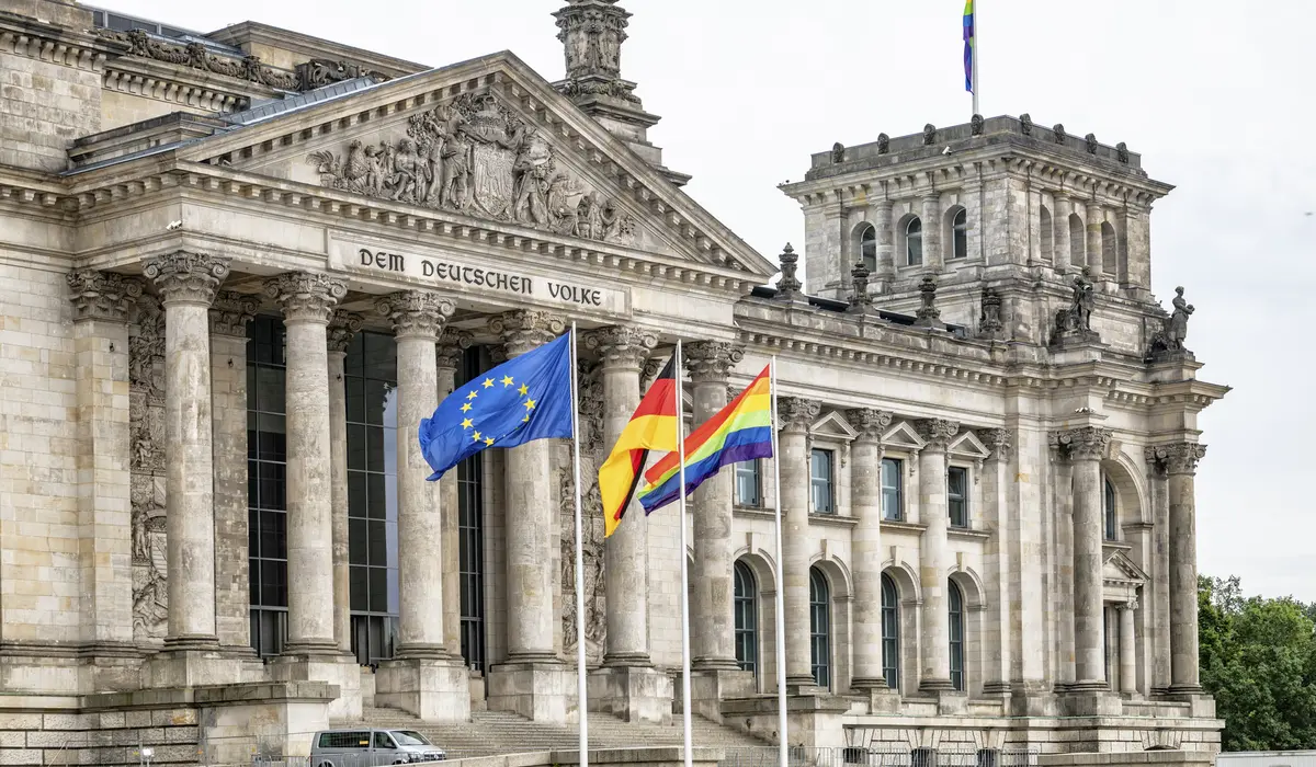 Beflaggung mit der Regenbogenfahne vor dem Westeingang des Reichstagsgebäudes