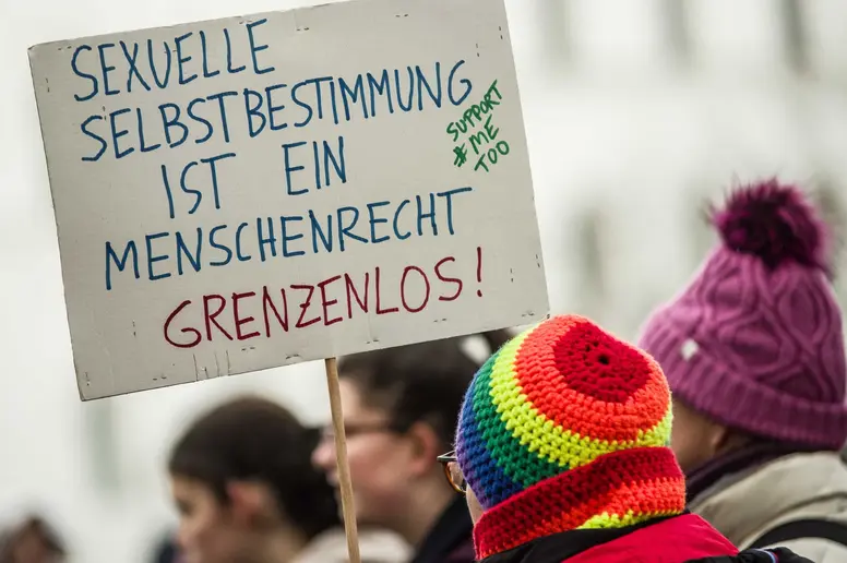 Plakat mit der Aufschrift "Sexuelle Selbstbestimmung ist ein Menschenrecht"