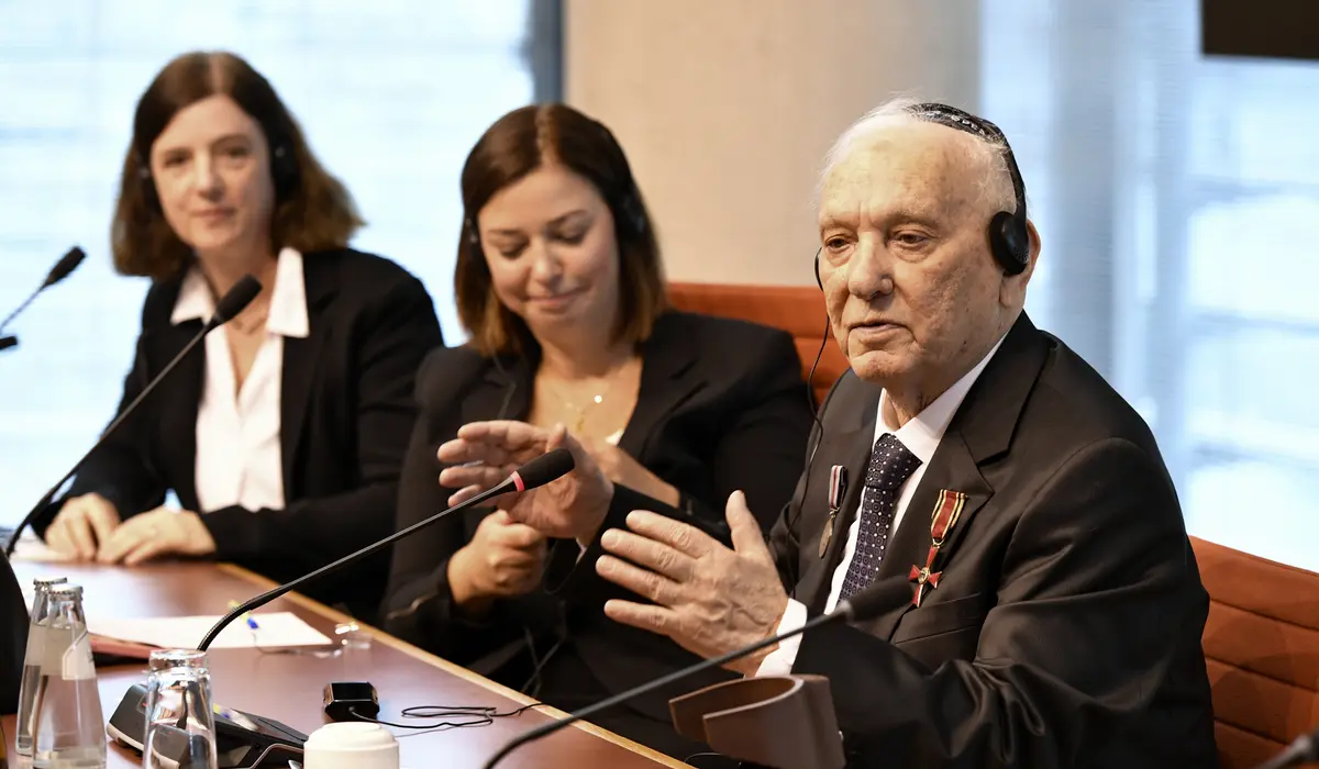 Roman Schwarzman und Yvonne Magwas bei der Podiumsdiskussion