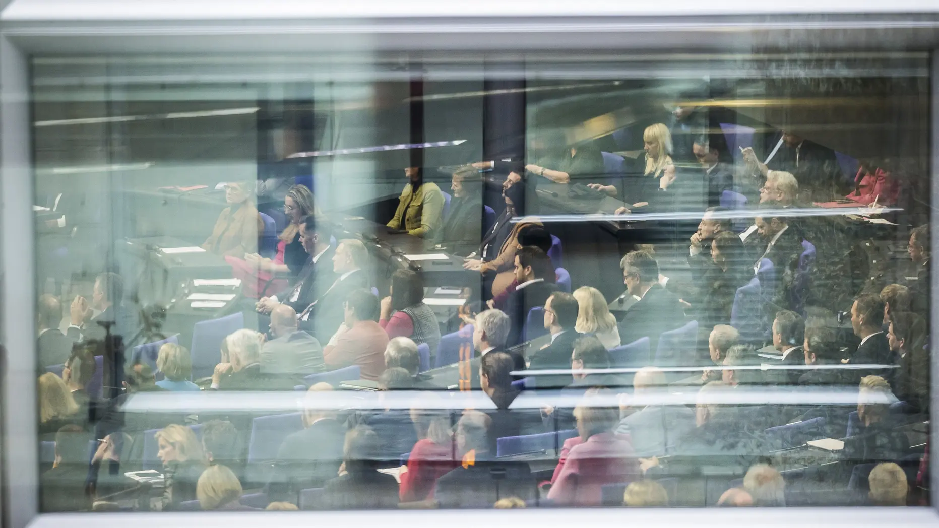 Blick ins Plenum durch ein Fenster