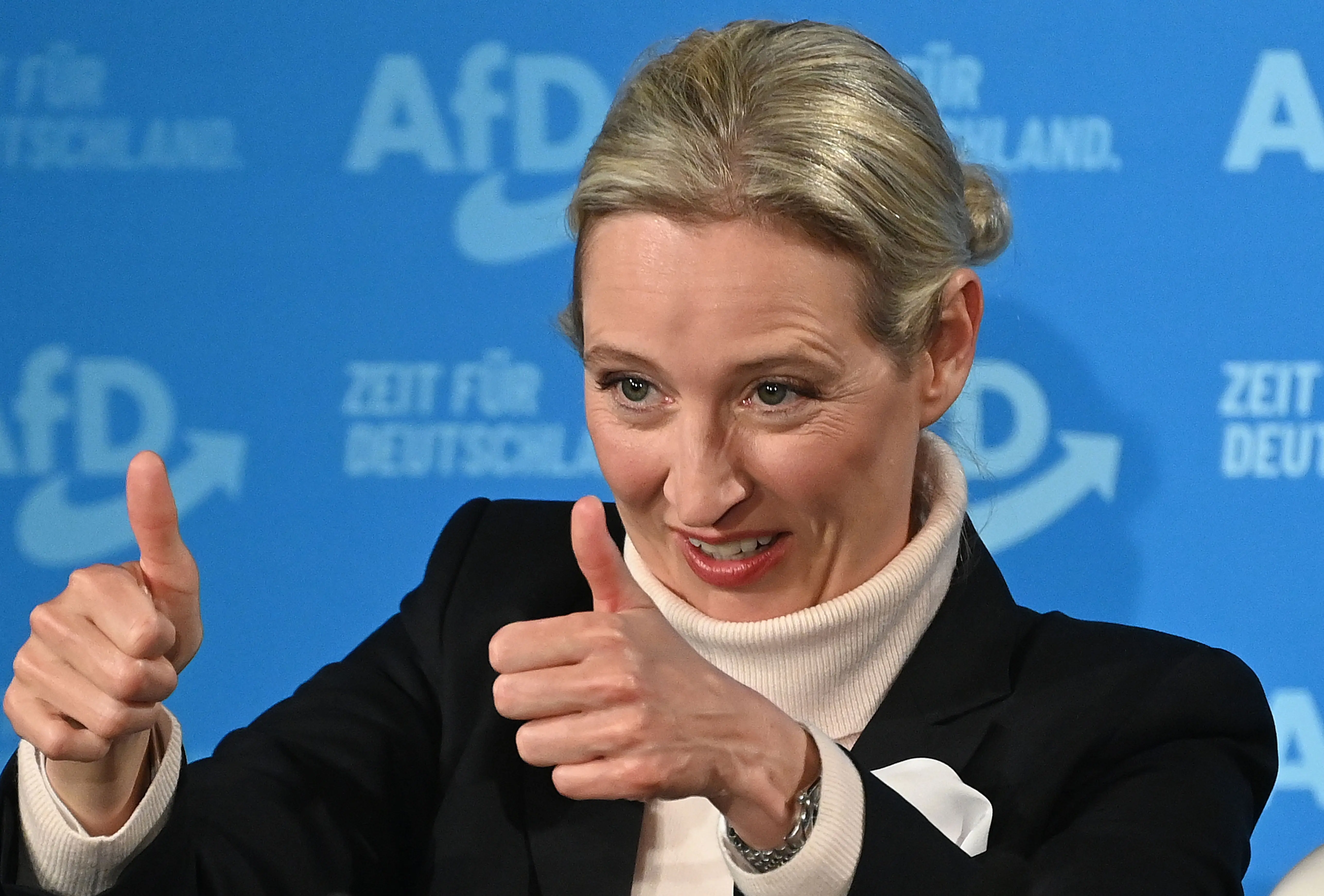 Alice Weidel zeigt mit beiden Daumen nach oben