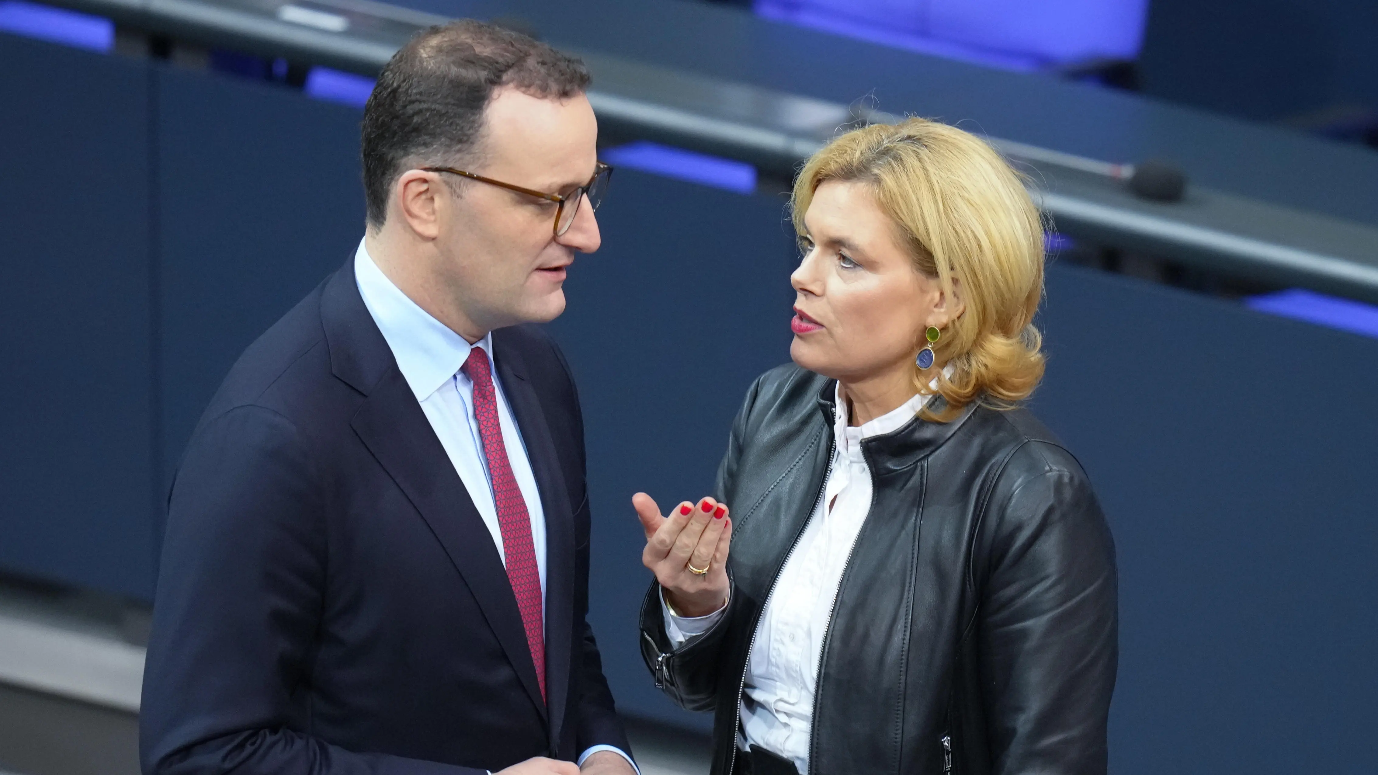 Jens Spahn und Julia Klöckner im Plenum