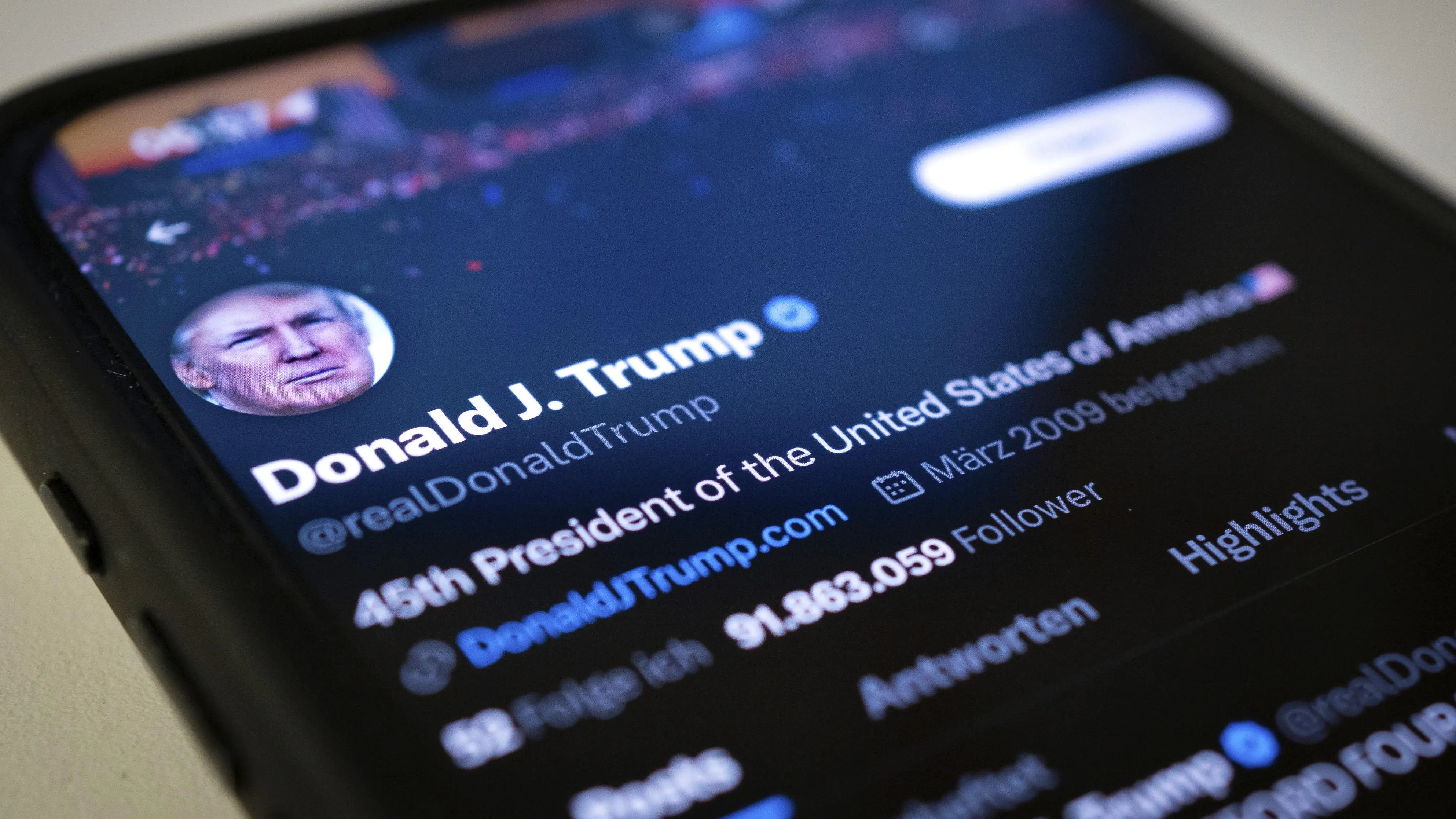 Twitter Profil von  Donald Trump auf Smartphone Bildschirm