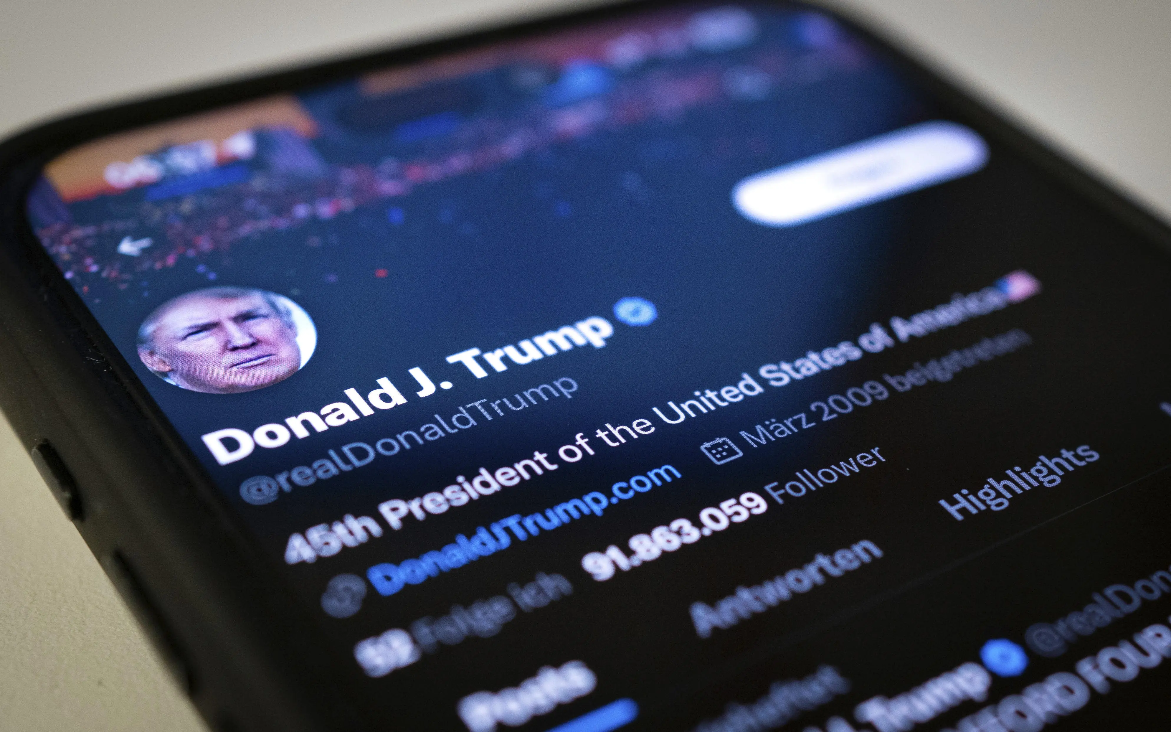 Twitter Profil von  Donald Trump auf Smartphone Bildschirm