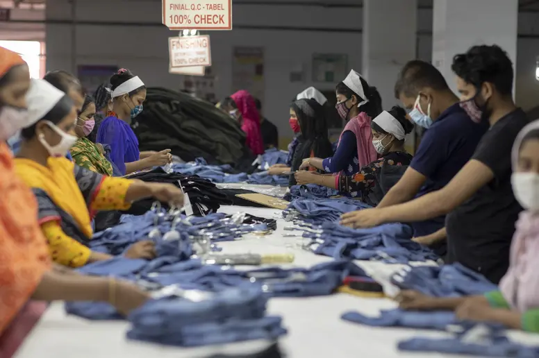 Arbeiter in einer Textilfabrik in Bangladesh.