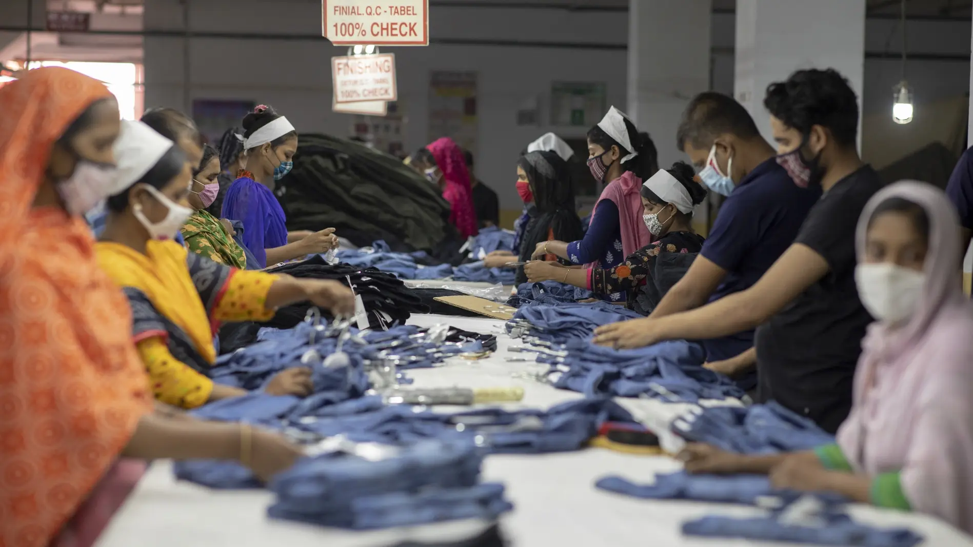 Arbeiter in einer Textilfabrik in Bangladesh.