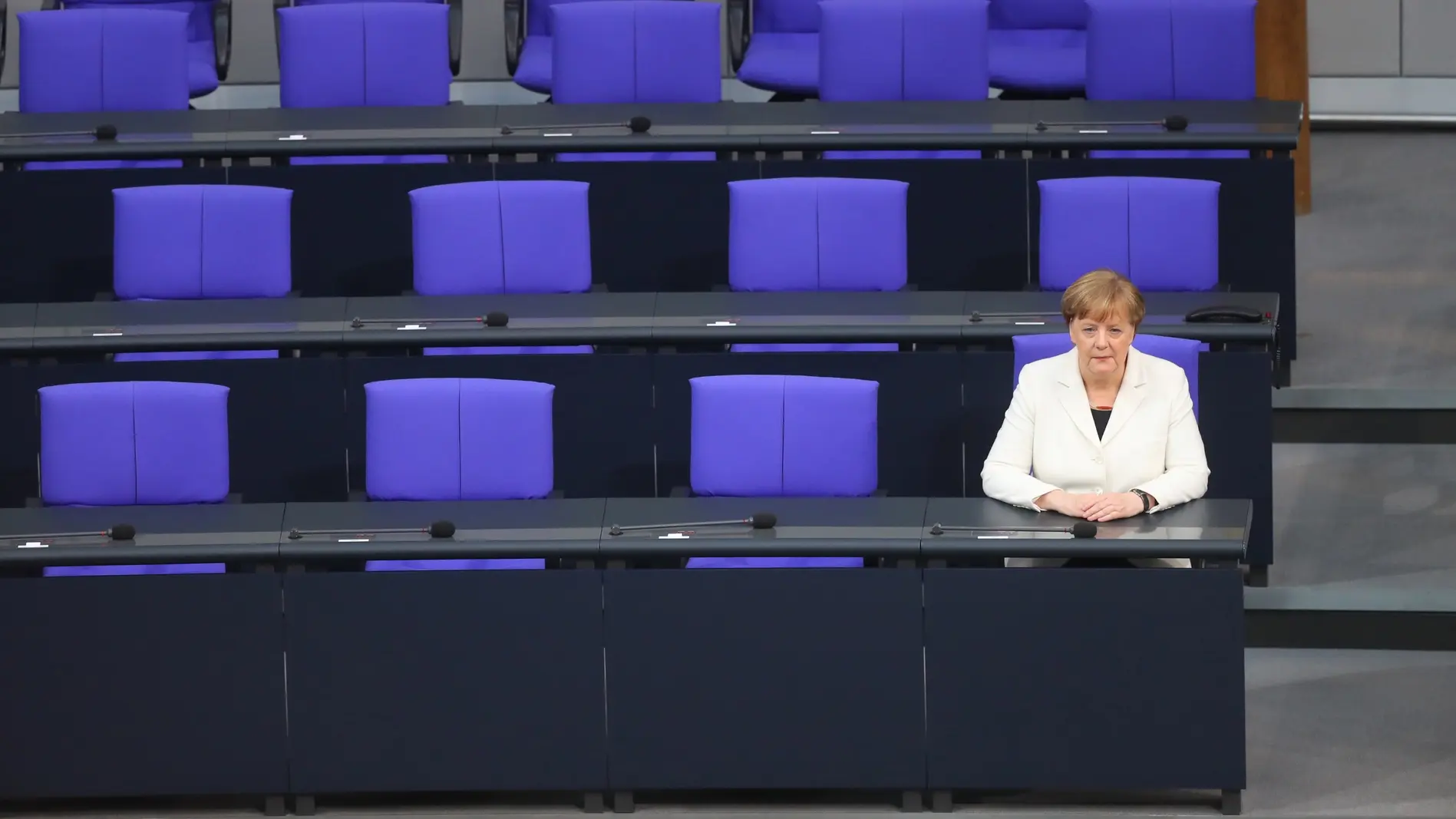 Bundeskanzlerin Angela Merkel (CDU) sitzt nach der Wahl zur Bundeskanzlerin allein auf der Regierungsbank.