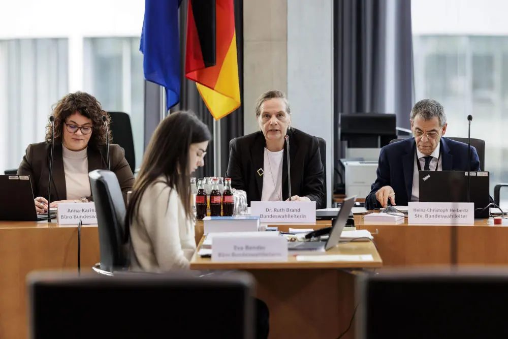 Sitzungseröffnung durch die Bundeswahlleiterin Ruth Brand im Deutschen Bundestag