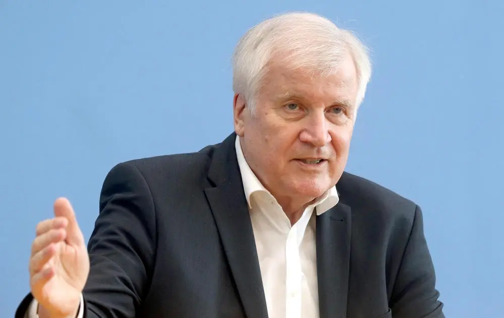 Horst Seehofer vor einer blauen Wand