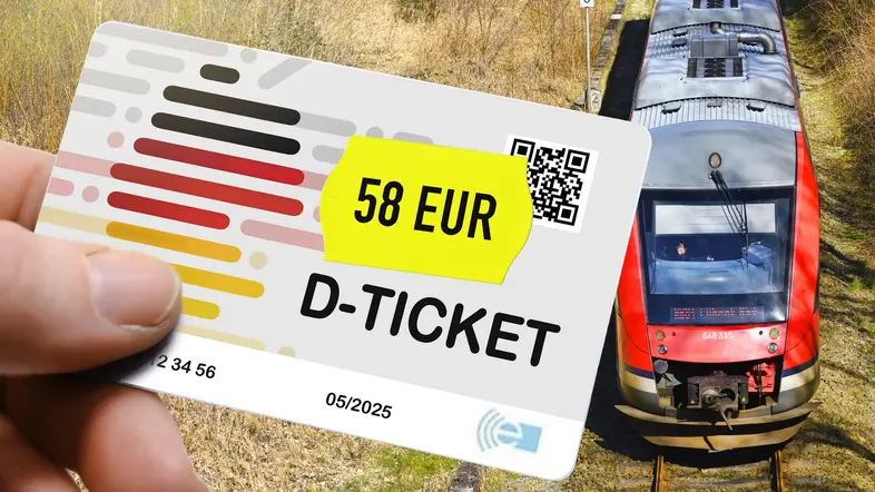 Hand hält das Deutschlandticket D-Ticket mit dem Preis von 58 Euro vor einer Regionalbahn, Fotomontage