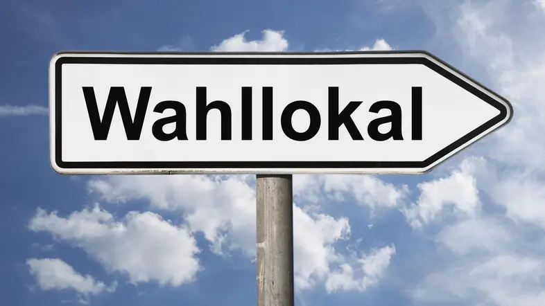 Detailansicht eines Wegweisers mit der Aufschrift Wahllokal