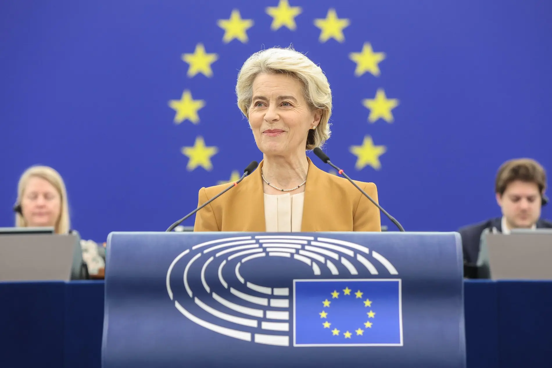 Ursula von der Leyen am Rednerpult des Europäischen Parlaments vor der EU-Flagge