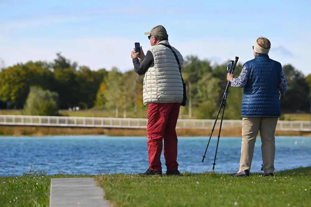 Rentnerehepaar beim Spaziergang im Riemer Park