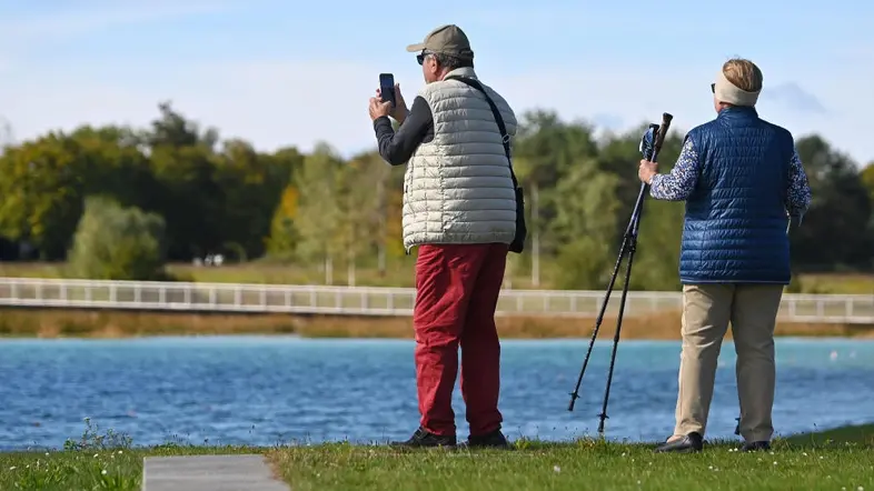 Rentnerehepaar beim Spaziergang im Riemer Park