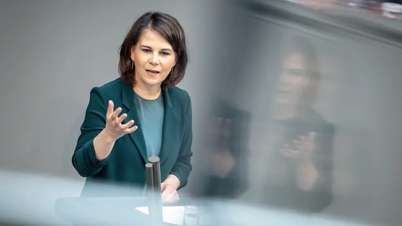 Annalena Baerbock, Außenministerin, spricht in der Debatte zum Auswärtigen in der Haushaltswoche im Bundestag.
