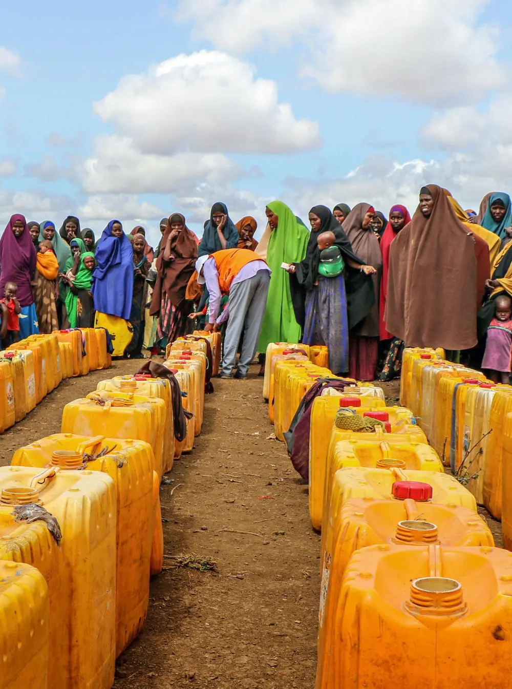 Frauen in Somalia stehen in Warteschlangen