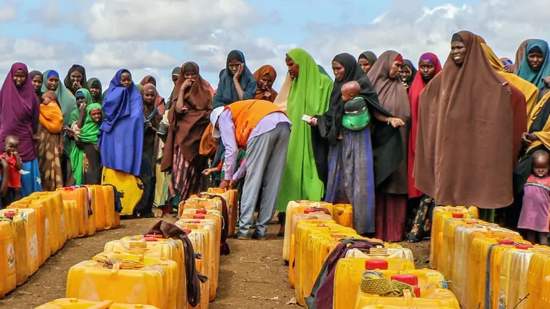 Frauen in Somalia stehen in Warteschlangen