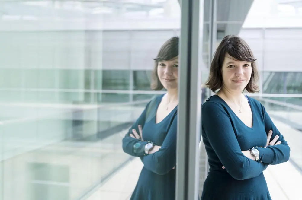 Linda Heitmann lehnt an einer verspiegelten Wand