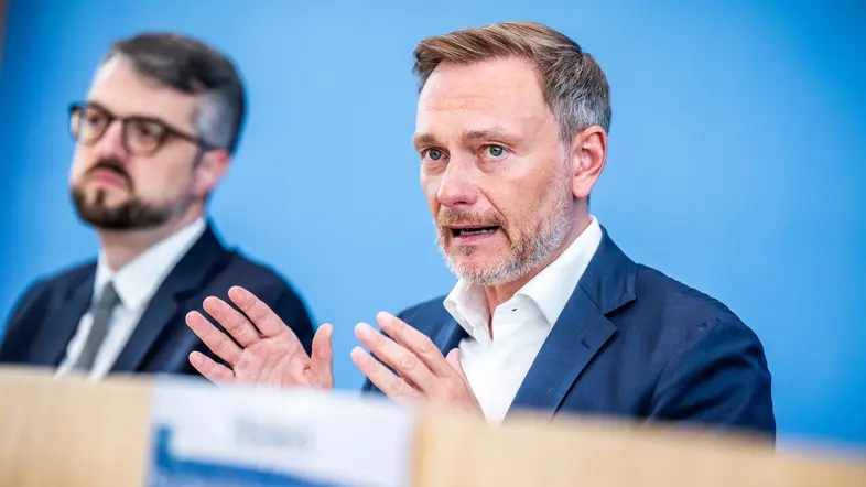 Christian Lindner und Wolf Heinrich Reuter bei der Pressekonferenz zum Entwurf für den Haushalt 2025 und den Nachtragshaushalt 2024.