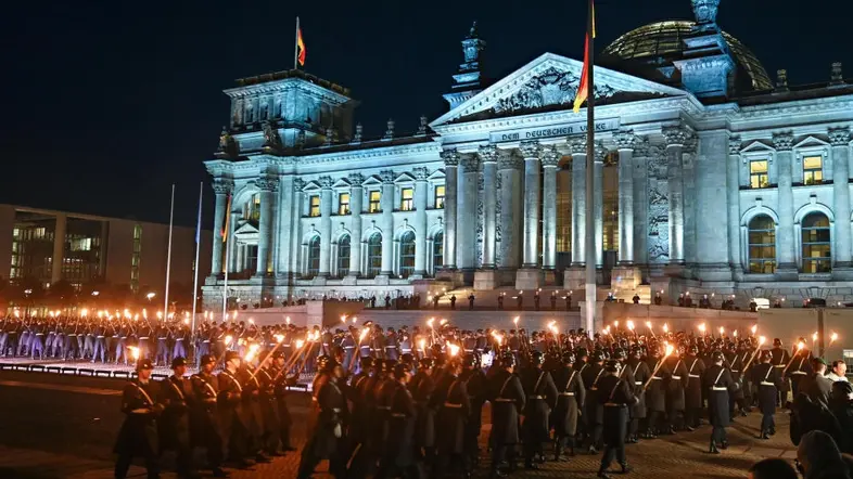 Soldaten während des Großen Zapfenstreichs vor dem Reichstagsgebäude