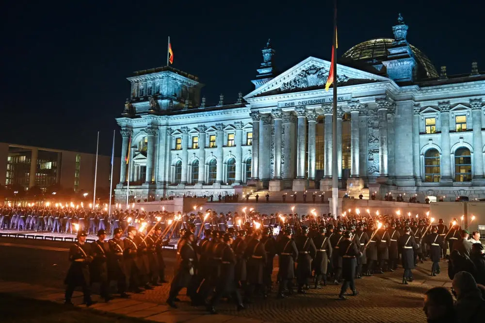 Soldaten während des Großen Zapfenstreichs vor dem Reichstagsgebäude