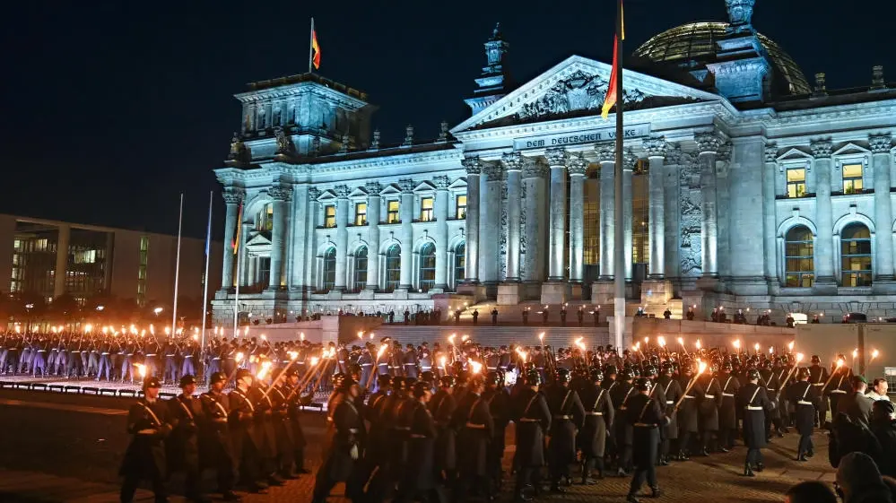 Soldaten während des Großen Zapfenstreichs vor dem Reichstagsgebäude