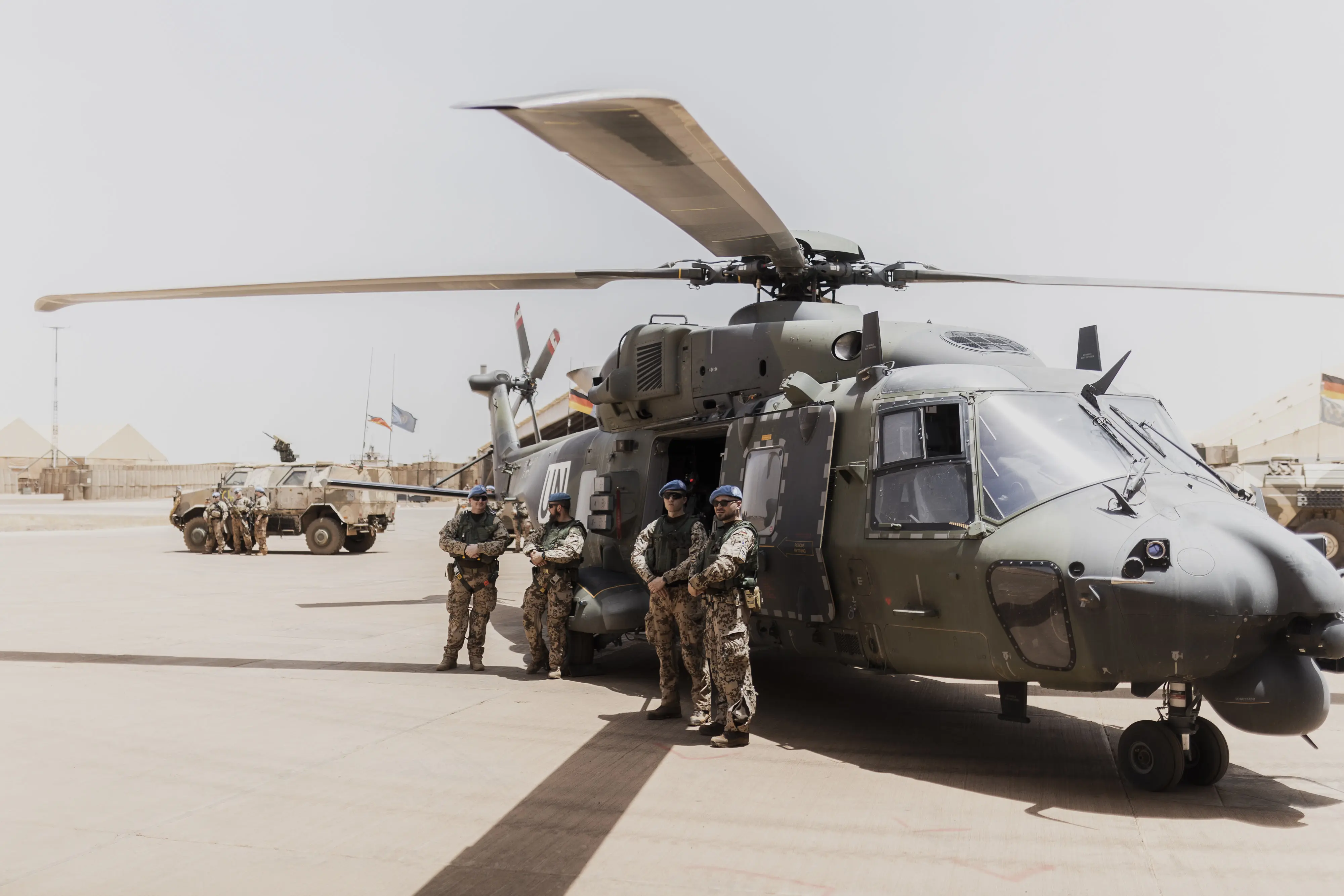 Soldaten der Bundeswehr stehen vor einem Hubschrauber im Camp Castor in Gao.