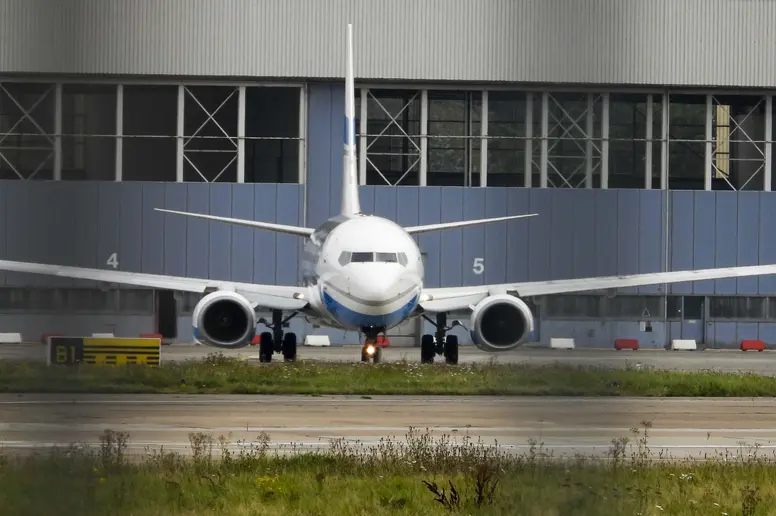 Ein Flugzeug auf dem Weg zu einem Abschiebeflug erbern.