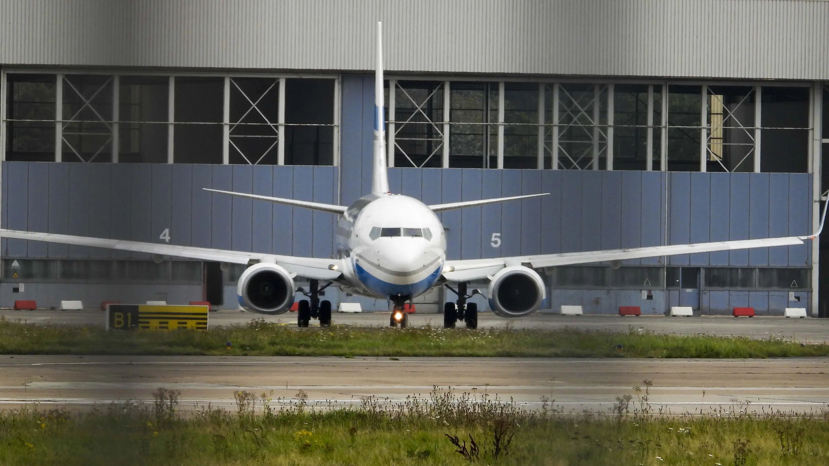 Ein Flugzeug auf dem Weg zu einem Abschiebeflug erbern.