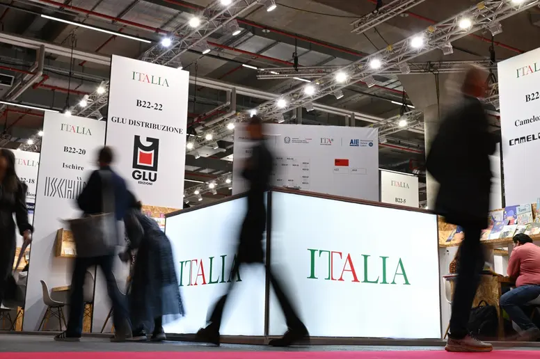 Besucher gehen auf der Frankfurter Buchmesse am Stand von Italien vorbei