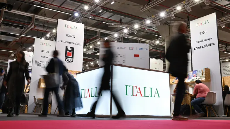 Besucher gehen auf der Frankfurter Buchmesse am Stand von Italien vorbei