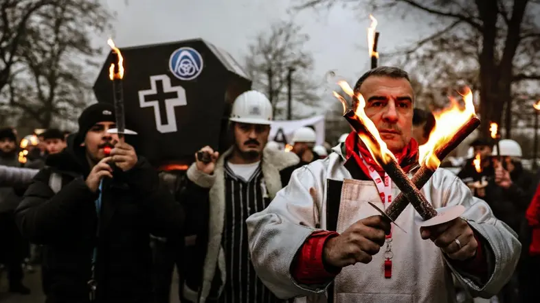 Beschäftigte von Thyssenkrupp laufen mit Fackeln zur Belegschaftsversammlung