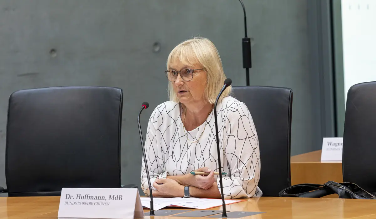 Dr. Bettina Hoffmann während einer Anhörung im Marie-Elisabeth-Lüders-Haus.