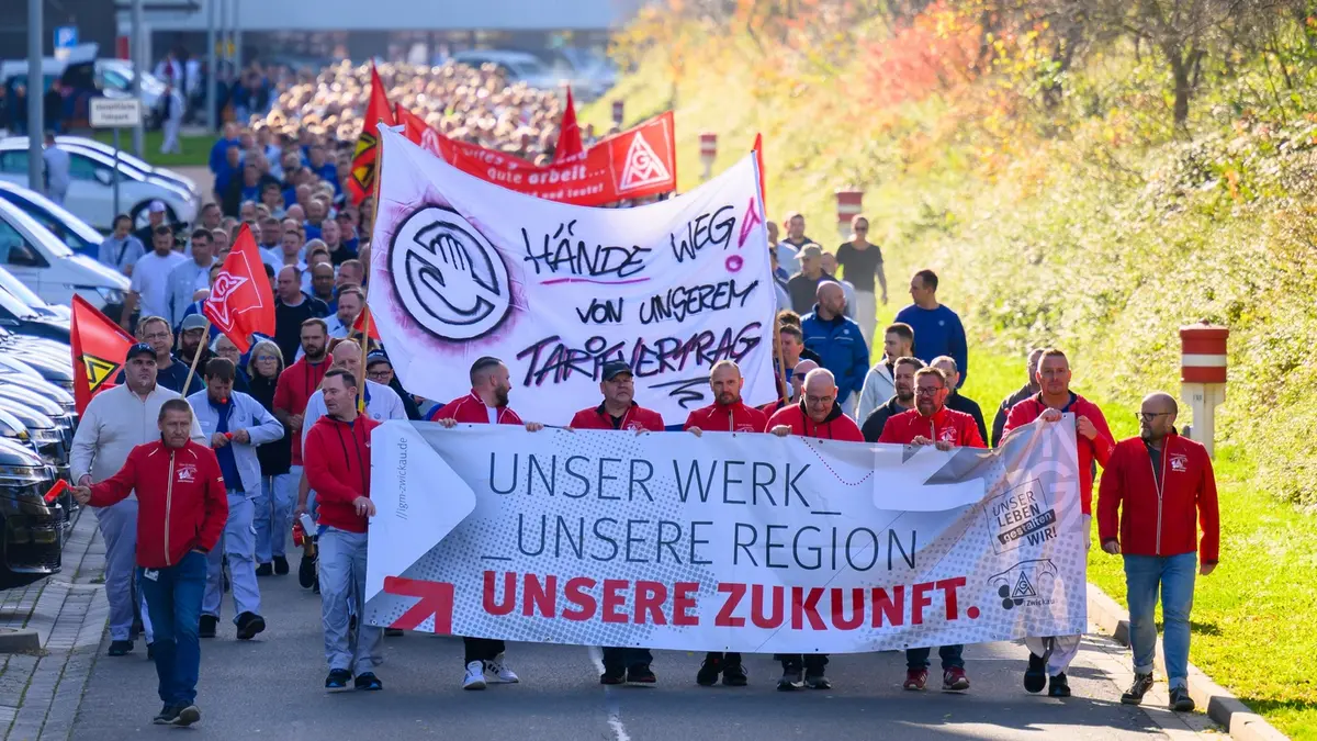 Beschäftigte von Volkswagen ziehen in Zwickau zu einer Infoveranstaltung des Betriebsrates an das Werkstor. Die Volkswagen Mitarbeiter sagen dem Management in Wolfsburg den Kampf an. Nach Betriebsratsangaben wurden am Montag die Beschäftigten an allen deutschen VW-Standorten über die aktuellen Pläne des Unternehmens informiert, so auch in Zwickau, Chemnitz und Dresden. Das Unternehmen muss massiv sparen und Überkapazitäten abbauen. Im Gespräch sind Stellenabbau und Werksschließungen. Dazu hat der Autobauer langjährige Vereinbarungen zur Beschäftigungssicherung und zur Übernahme von Auszubildenden gekündigt.