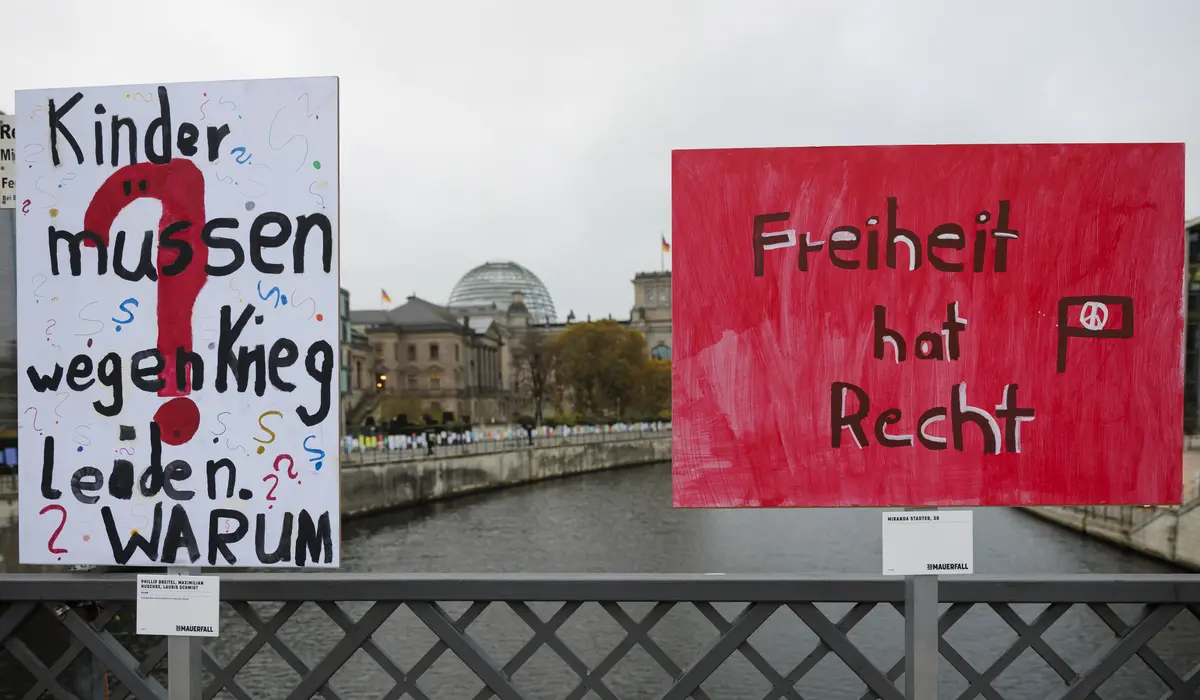 Plakate zum 35. Jubiläum des Mauerfalls im Regierungsviertel