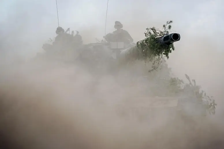 Ein Leopard-2-Kampfpanzer der Bundeswehr bei der Nato-Übung Quadriga 2024.