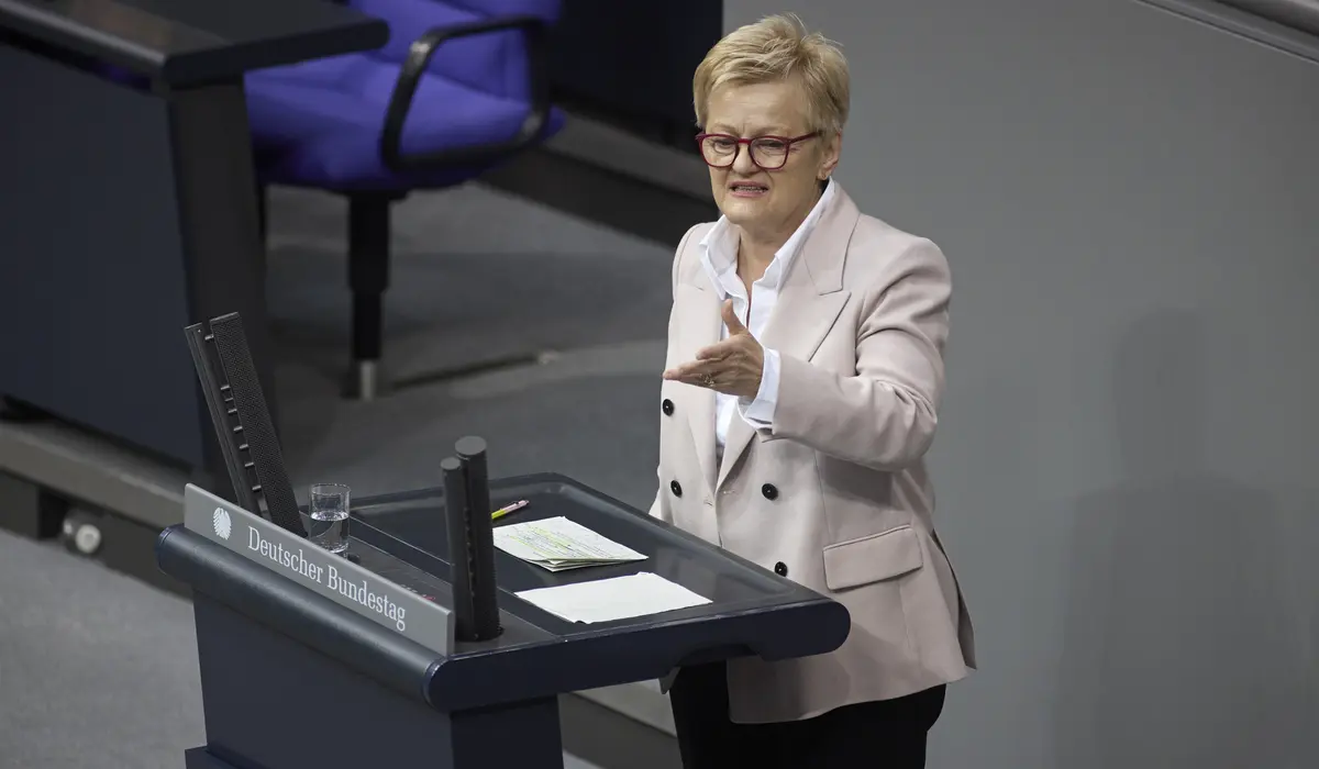 Renate Künast am Rednerpult im Plenarsaal des Deutschen Bundestages.