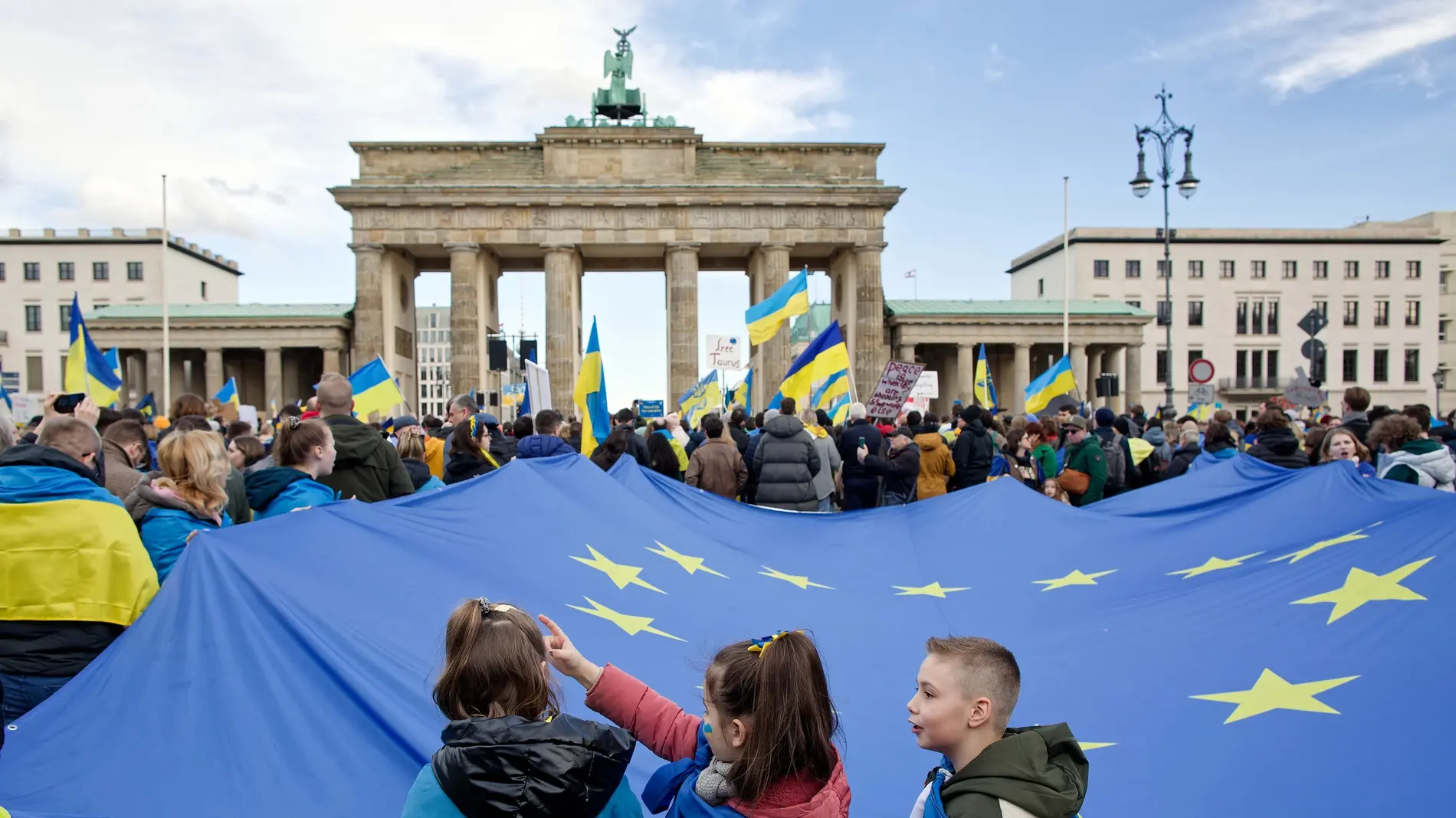 Menschen demonstrieren in Berlin für die Ukraine