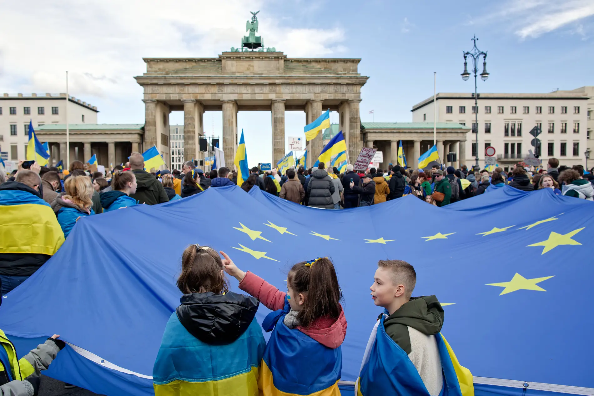 Menschen demonstrieren in Berlin für die Ukraine