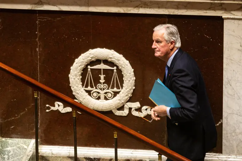 Der französische Premierminister Michel Barnier bei der Diskussion des Misstrauensantrags in der Nationalversammlung. 