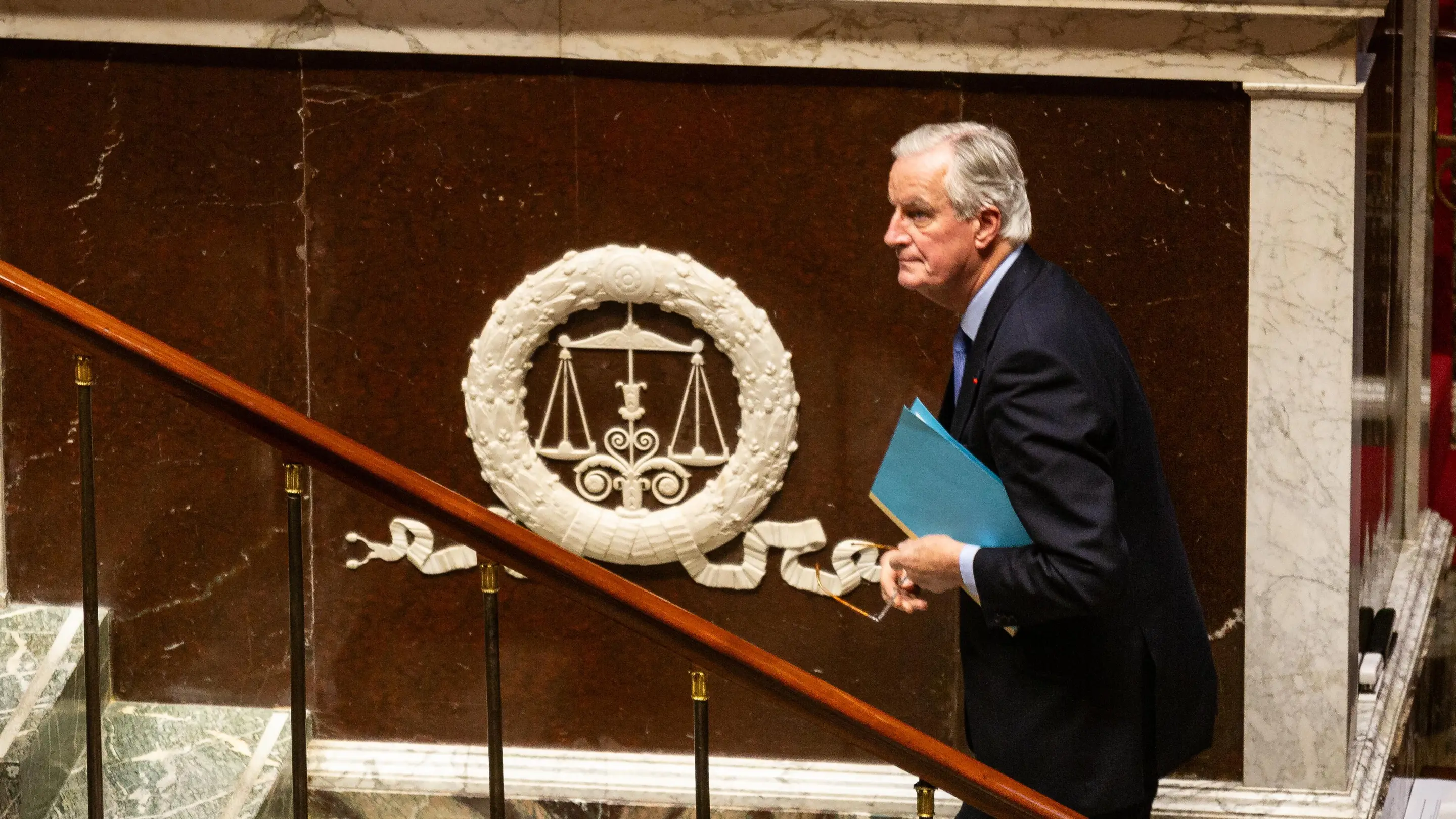 Der französische Premierminister Michel Barnier bei der Diskussion des Misstrauensantrags in der Nationalversammlung. 