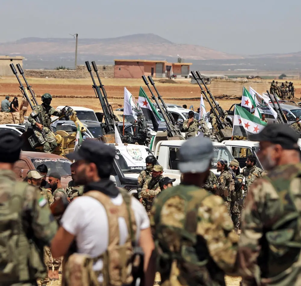 Mitglieder der Syrischen Nationalen Armee bereiten Fahrzeuge und Waffen für einen möglichen Einsatz gegen die PKK vor.