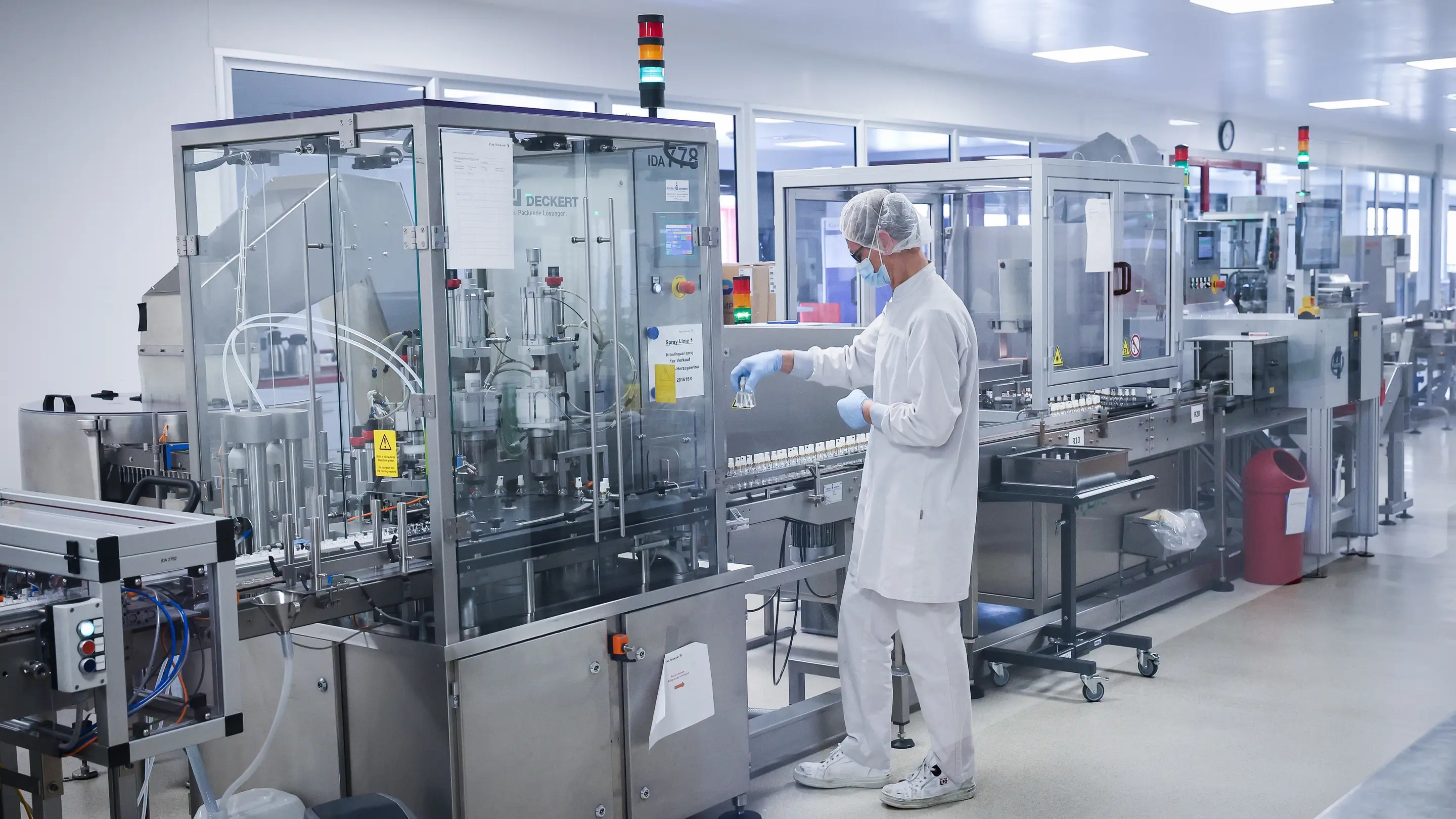 Ein Mitarbeiter arbeitet in der Produktion eines Medikaments in einer Produktion